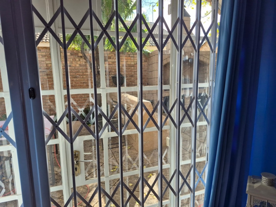 6 Bedroom Property for Sale in Flimieda North West